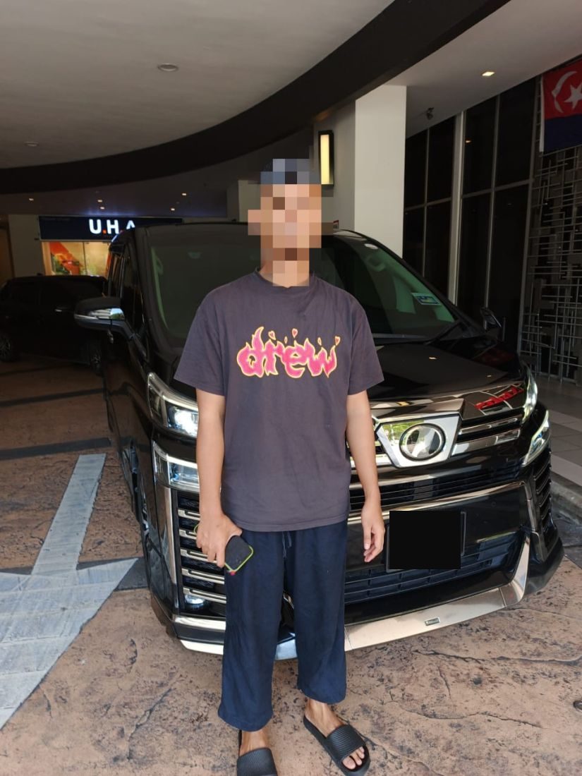 Customer in front of the Vellfire at a hotel driveway